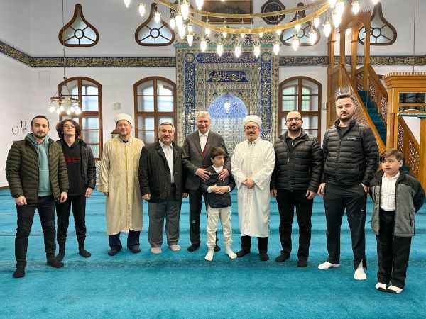 Başkan Yüce, bayram namazında halkla kucaklaştı: “Bayramın tadı Sakarya’da bir başkadır”