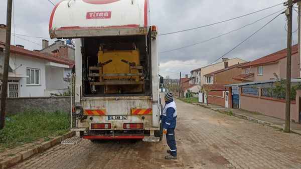 Bilecik Pazaryeri’nde çöp konteynerları temizlendi
