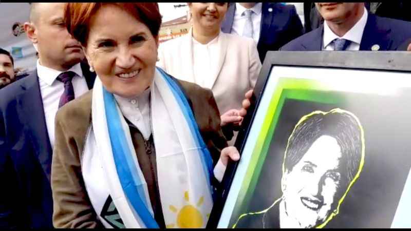 Meral Akşener’in portresini yapıp kendisine hediye etti