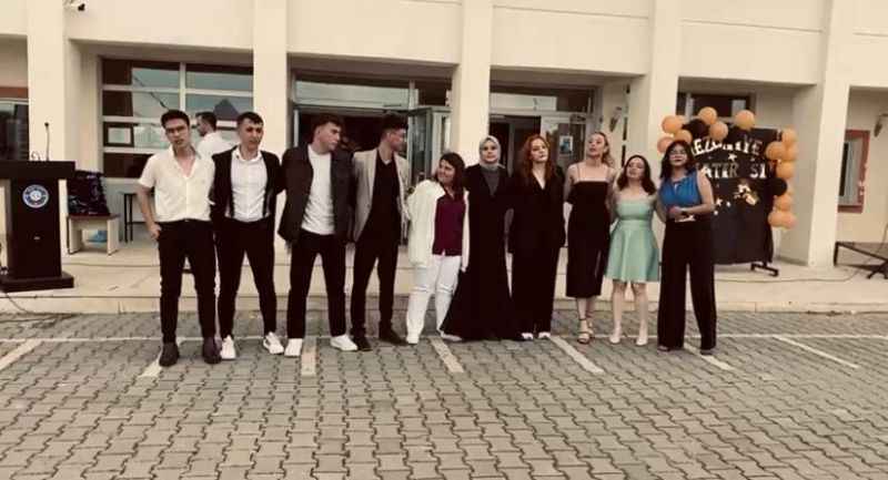 Pazaryeri’nde 12 sınıf öğrencilerinin mezuniyet coşkusu