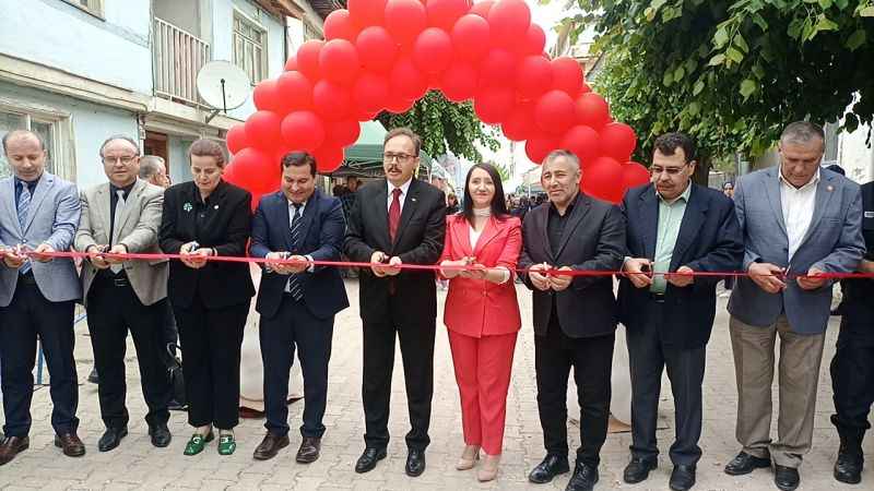 Bilecik’te depremzedeler yararına düzenlenen eğitim şenliği ve kermese yoğun ilgi