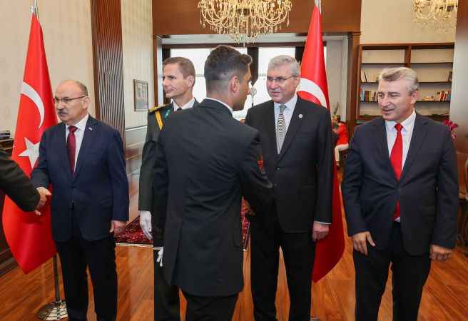 Başkan Yüce bayram coşkusuna ortak oldu “Bu bayrak nice yüzyıllar gururla dalgalanacak”