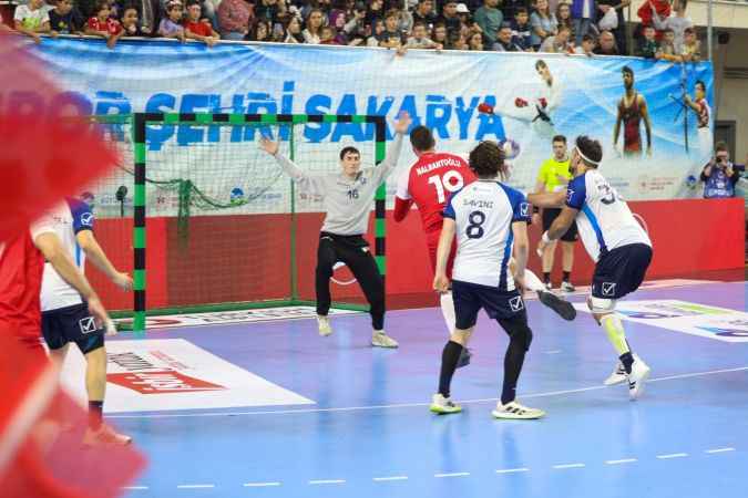 A Milli Hentbol Takımı Sakarya’da kazandı; Tribünler kırmızı-beyaz