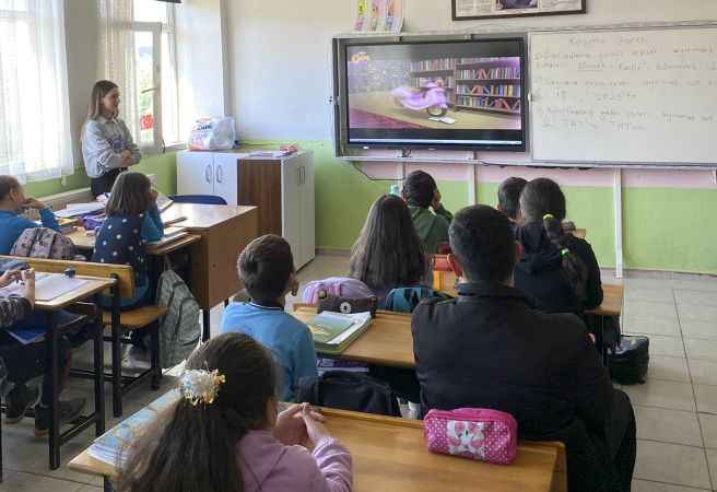 İlkokul öğrencilerine kitap hediye ettiler