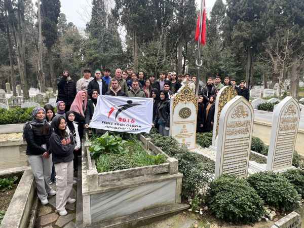 Şehit Erol Olçok'un Karacaahmet Mezarlığında bulunan kabrinine ziyaret 