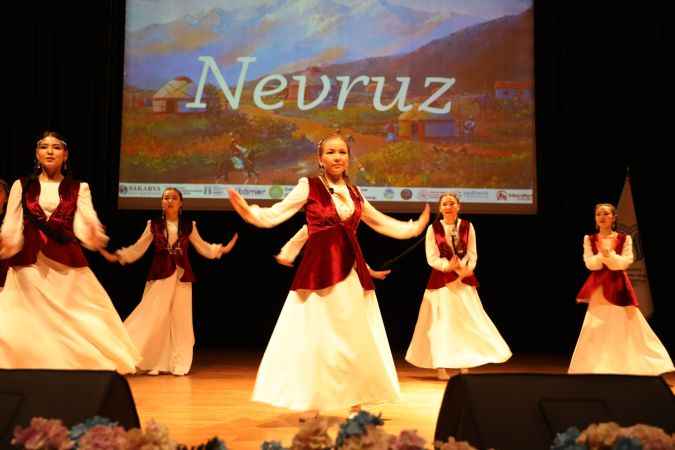 Kazak öğrenciler Nevruz’un gelişini coşkuyla kutladılar