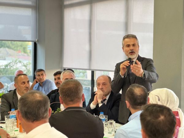 GEYVE’DE MUHTARLAR VE STK TOPLANTISI ESKİ BAKAN SUAT KILIÇ’IN KATILIMI İLE GERÇEKLEŞTİRİLDİ