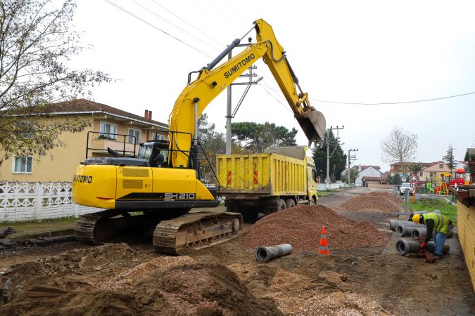 Söğütlü’nün 25 kilometrelik altyapı projesinde çalışmalar hızlandı 2 cadde trafiğe kapatıldı