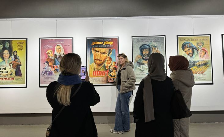 Fedakâr anneler hayata sanat molası verdi: Film afişleri, tarihe yolculuk ve kahve sohbeti…