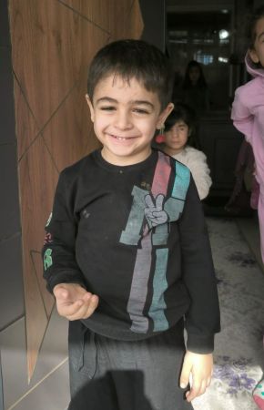 Büyükşehir’in kahraman itfaiyecileri minik Ahmet Kerem’i alevlerin arasından çıkardı