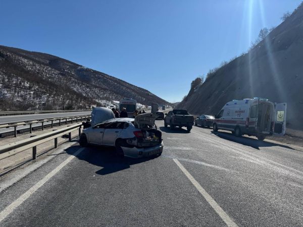 Pazaryeri’nde Trafik Kazası: Otomobil Bariyerlere Çarptı, 3 Kişi Yaralandı