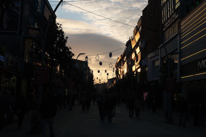 Çark Caddesi Ramazan kıyafetini giydi Yıldız, ay ve hilal ile görsel şölen…