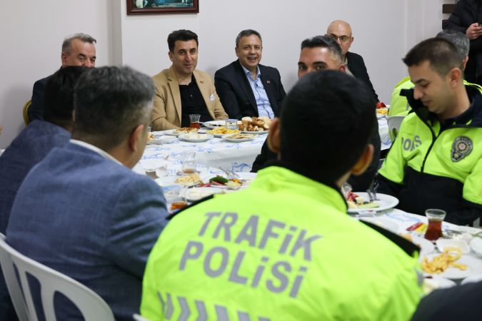 Vali Şefik Aygöl, Kadir Gecesi’nde Trafik Polisleriyle Sahur Yaptı