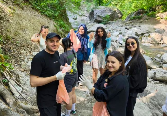 Çevre bilinci için doğa yürüyüşü düzenlediler