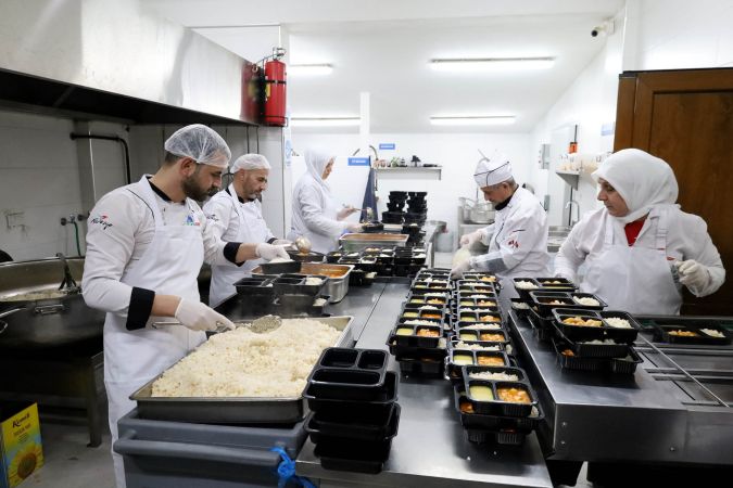 Sakarya’da yüzlere tebessüm olan en lezzetli yemekler bu kazanda pişiyor