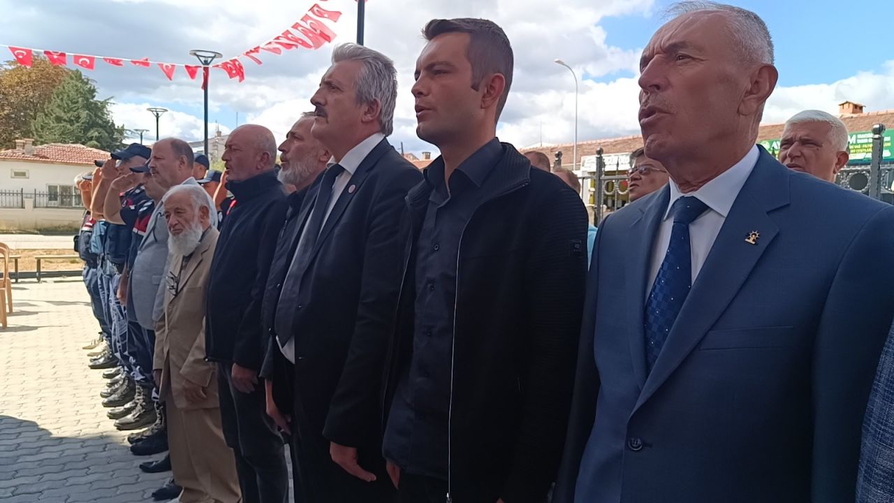 Sefer Uslu’nun, ilçede düzenlenen resmî törenlere katılmaması vatandaşların tepkisini çekiyor.
