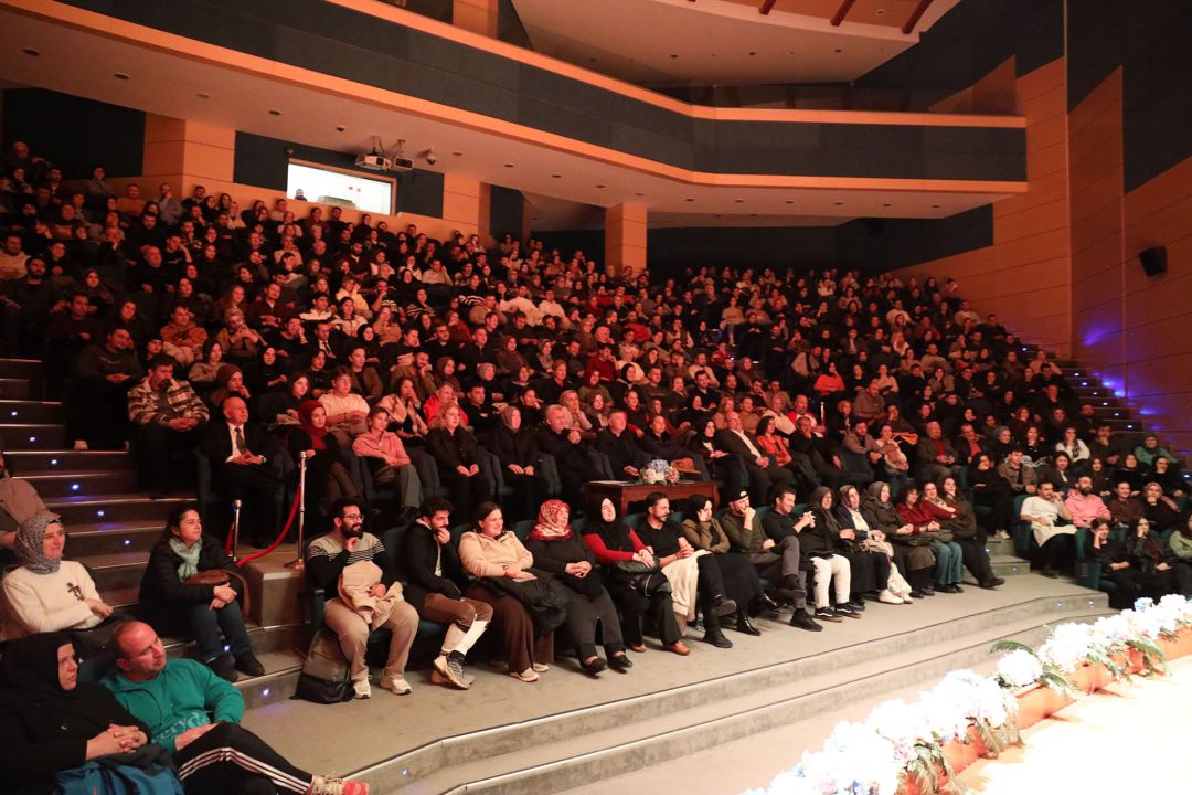“Aşk Eski Bir Yalan” Sakarya’da seyirciden tam not aldı