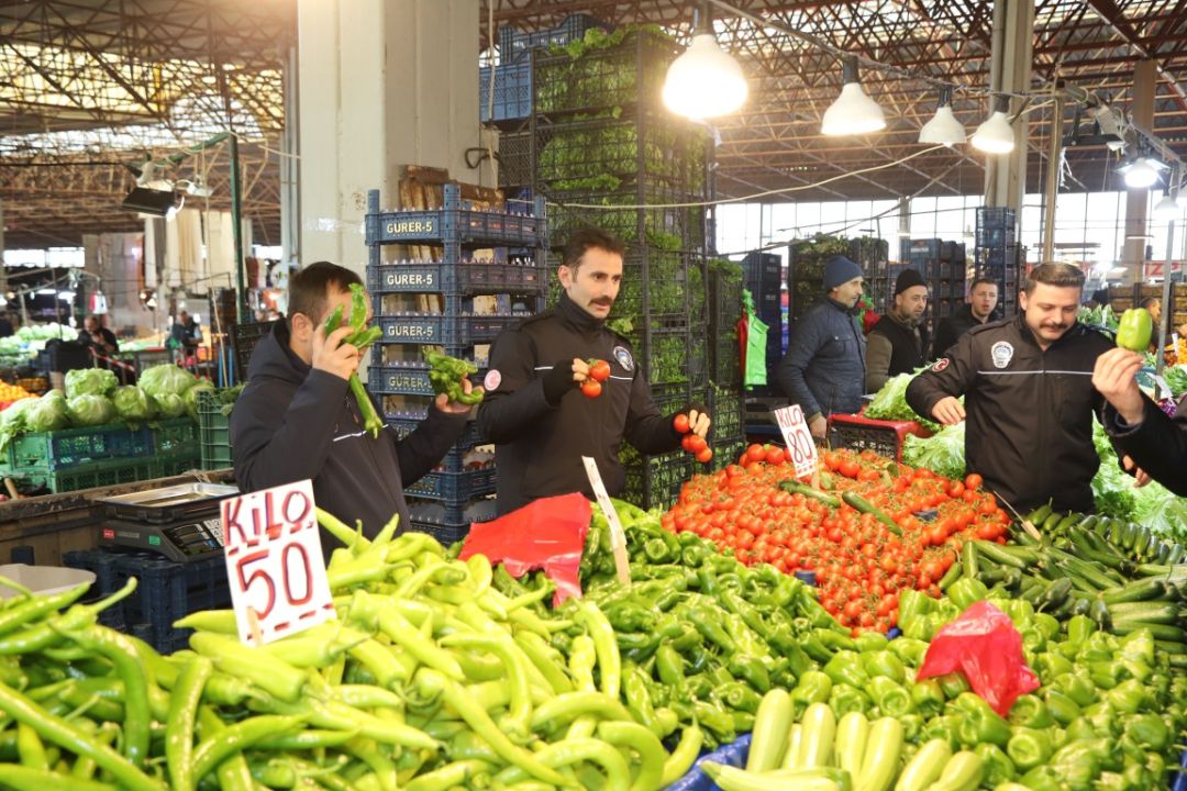 HENDEK’TE ZABITA EKİPLERİNİN PAZAR YERİ DENETİMİ DEVAM EDİYOR