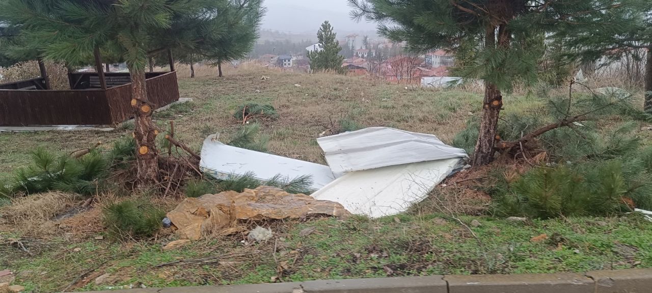Pazaryeri Fırtınaya Teslim Oldu: Çatılar Uçtu, Ağaçlar Devrildi