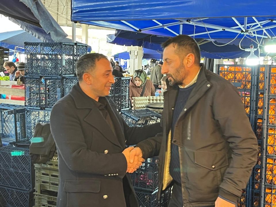 Mehmet Demir sahaya indi; Pazaryeri esnafıyla birebir temas kurdu