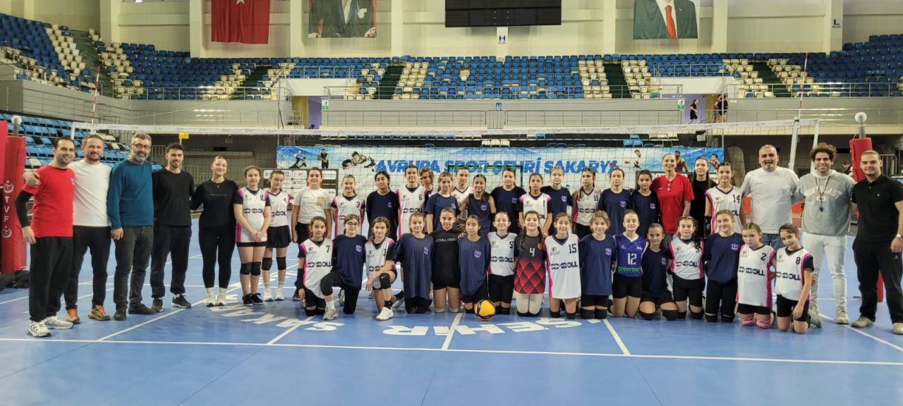 Genç Voleybolcuların Mücadelesi Alkış Topladı