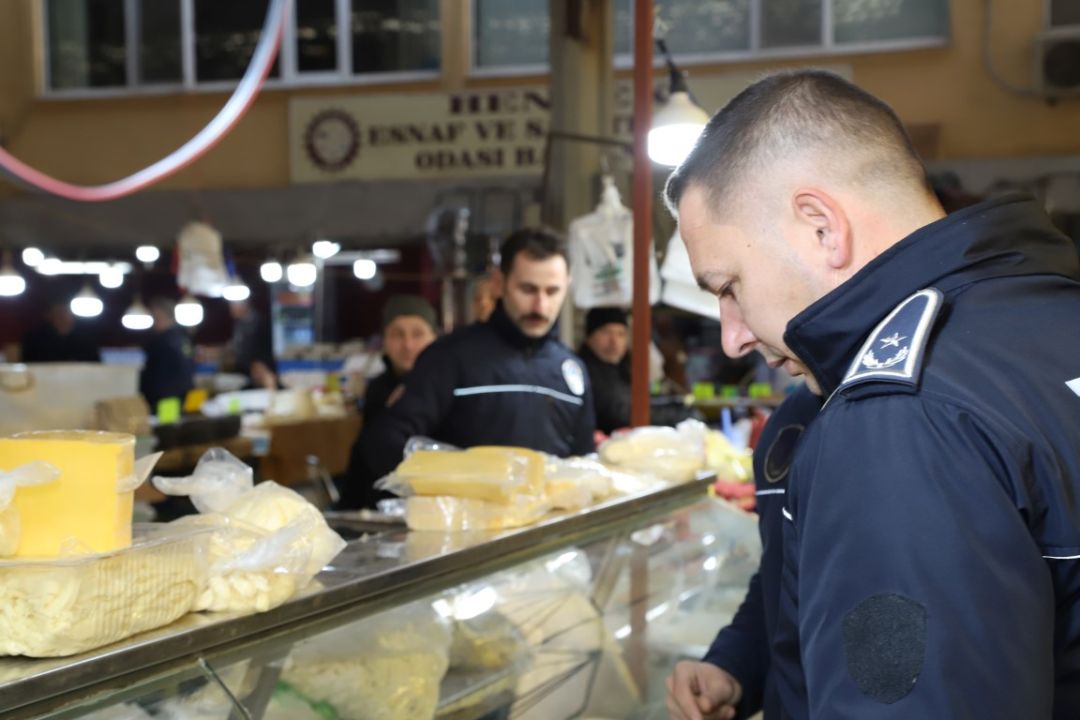 ZABITA EKİPLERİNDEN KAPALI PAZAR YERİNDE KAPSAMLI DENETİM