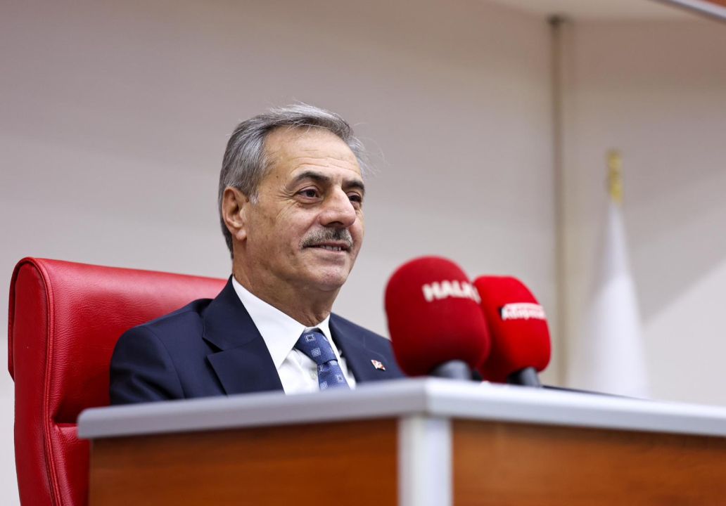 “Birileri çelik çomak oynarken, biz hizmet üretiyoruz”