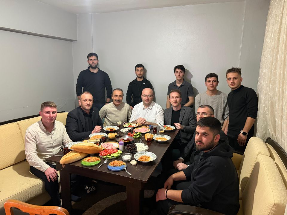BAŞKAN ALKAŞ MUTFAĞA GİRDİ, GENÇLERLE SAHUR YAPTI: 