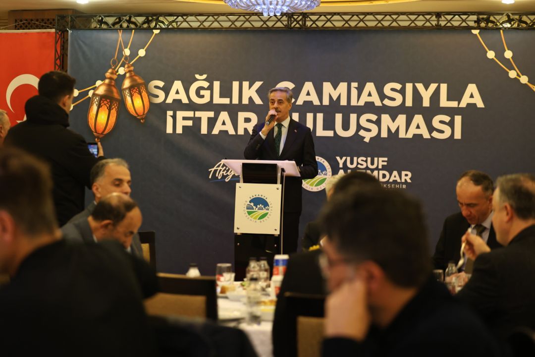 “Vefası ve fedakarlığıyla sağlık camiası her övgüyü fazlasıyla hak ediyor”