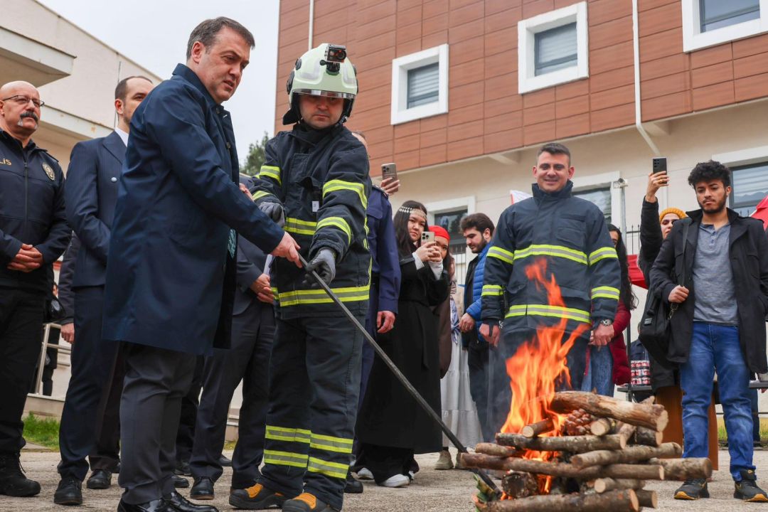 Nevruz’un Coşkusu Bilecik’te Zirve Yaptı: Vali Sözer Öğrencilerle Bir Araya Geldi