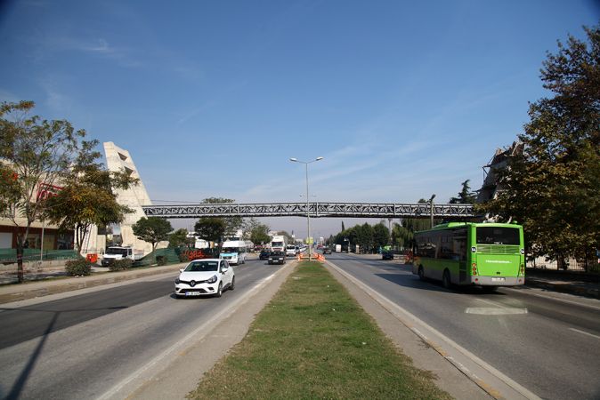 Üst geçitin çelik montajı tamam