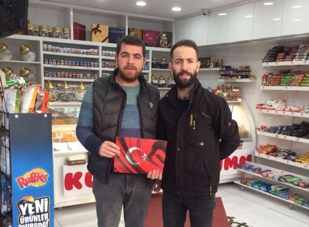 ülkü ocakları türk bayragı dagıttı