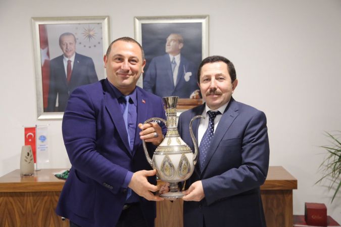 Vali Müteahhitlere gitti