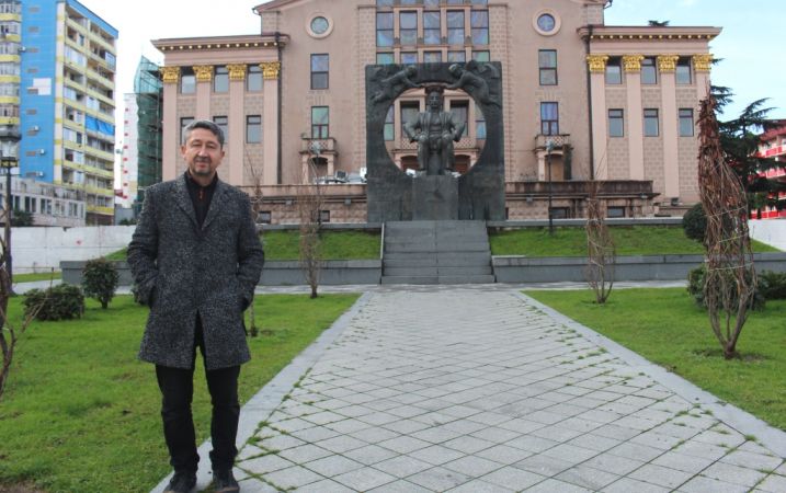 Rıdvan Şükür, Gürcistan’da Çavçavadze’nin anıtını ziyaret etti. 