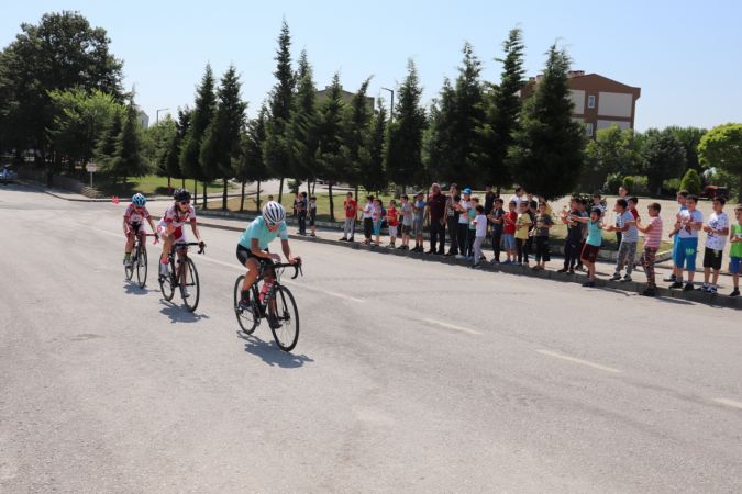 Bisikletçiler 15 Temmuz Camili’den geçti