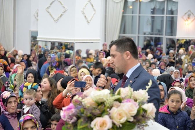 Ak Parti Hendek’te miting havasında 8 Mart kutlaması