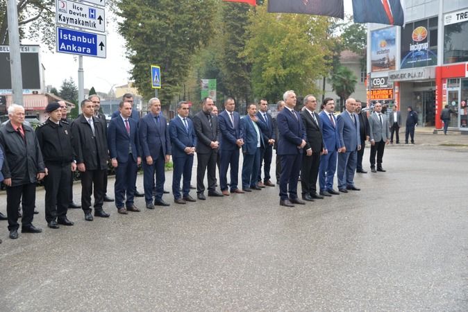 Hendek’te muhtarlar günü çelenk koyma töreni  yapıldı