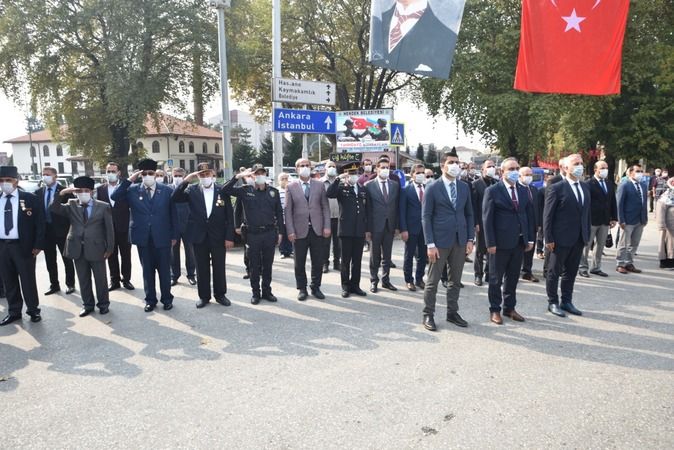 Hendek’te Cumhuriyetin 97. Yılı kutlamaları Atatürk anıtına çelenk koyma töreni ile başladı.