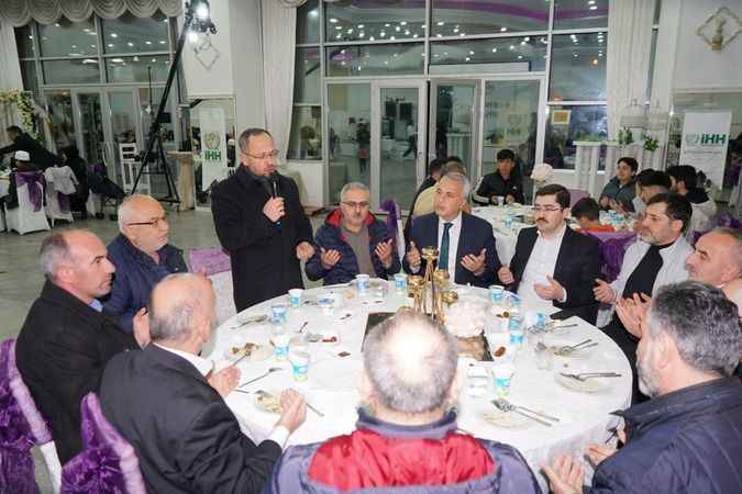 İHH Hendek ve Müftülük ilçemizde bulunan yetimler için iftar programı tertip etti