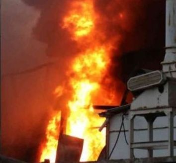 Sakarya’da ambalaj fabrikası alev alev yanıyor