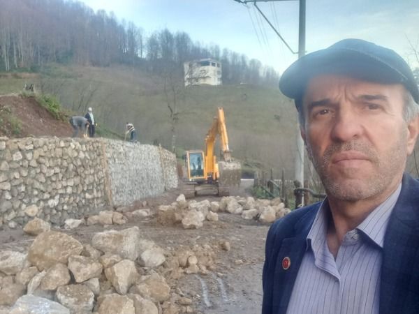 Bakacak muhtarı Saffet Sarı'dan kayan yere bariyer taş duvar yaptırdı 