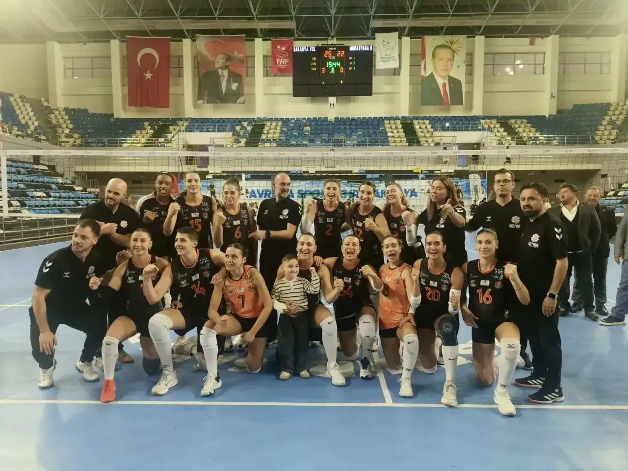 Kızlar Paşalar Gibi! Sakarya Voleybol Fırtınası Dinmiyor