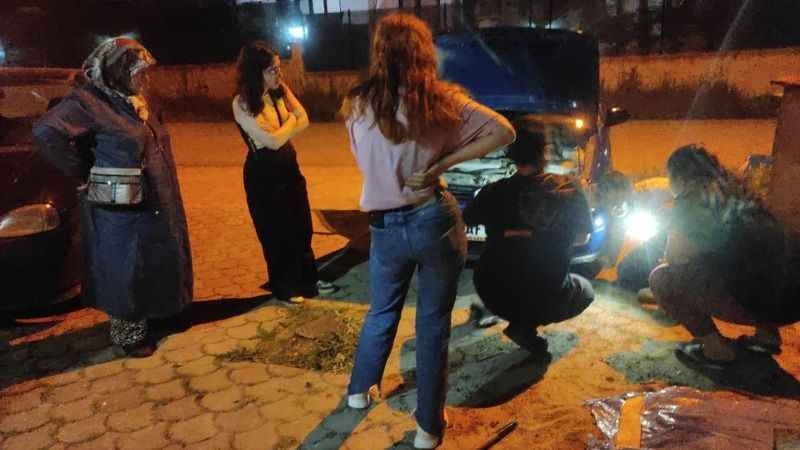 Özel aracın tamponuna sıkışan yavru köpeği itfaiye kurtardı, vatandaş sahiplendi