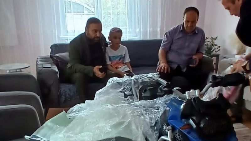 Köpeklerin Saldırısıyla Yaşam Mücadelesi Veren Tunahan’a Akülü Motor Hediyesi