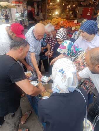 Adapazarı katlı pazar dernek başkanından Sakarya halkına ve katlıpazar esnafına aşure ikramı