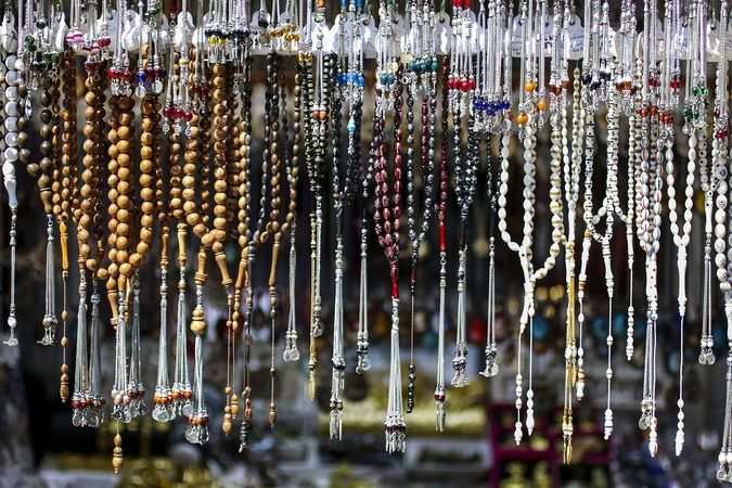 KONYALI ÖĞRETMEN CAMİLERE TESBİH HEDİYE ETMEYE BAŞLADI