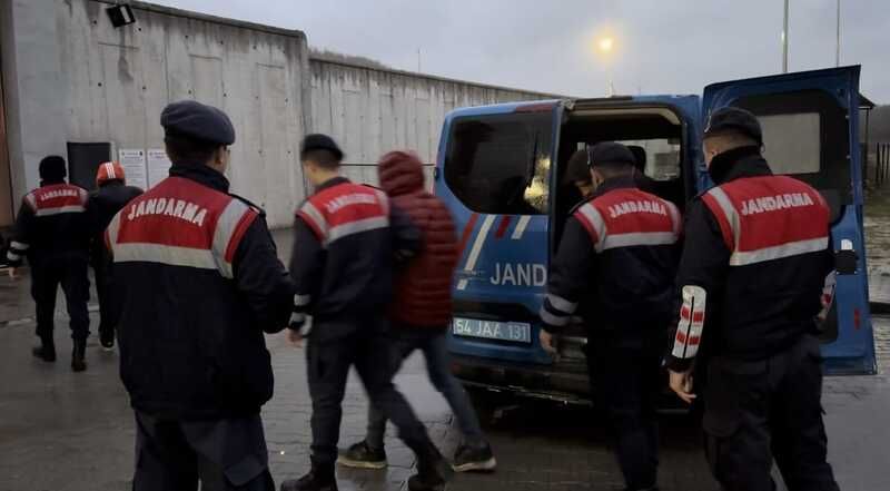Söğütlü'de Kablo Hırsızları Jandarmayı Alarma Geçirdi.