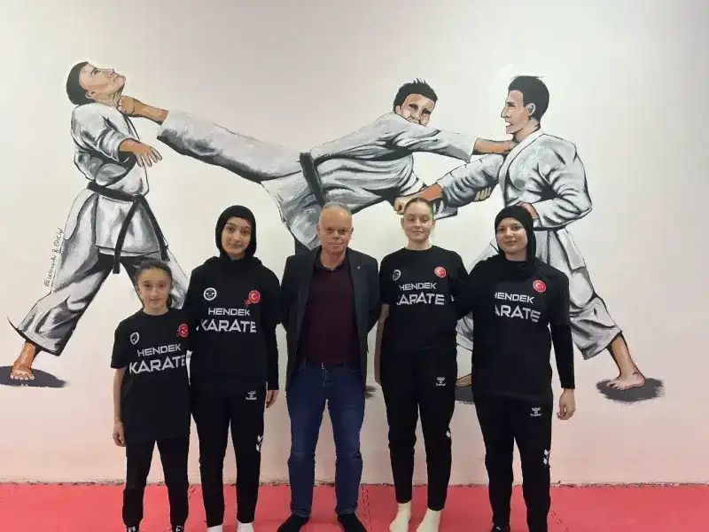 Hendekli karatecileri FARUK ÖZEL altın ile ödüllendirdi.