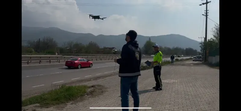  SAKARYA'DA DRONE İLE HAVADAN TRAFİK DENETİMİ GERÇEKLEŞTİRİLDİ