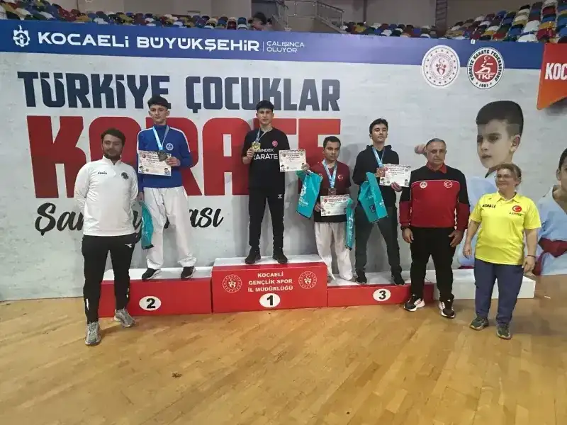  Hendek Karate Spor kulübünden 2 altın madalya, 1 bronz madalya 
